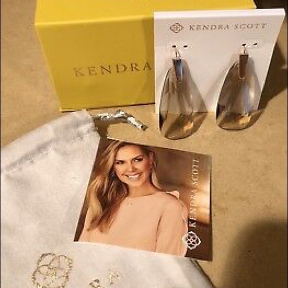 Kendra Scott Maize Rose Gold Drop. - Picture 5 of 5